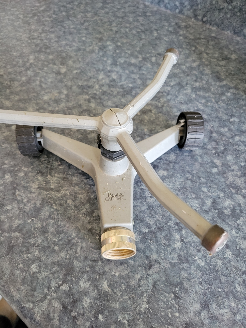Beige 3-Arm Oscillating Lawn Sprinkler